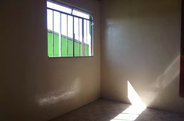 Casa residencial em alvenaria com +/- 100,00 m², contendo 3 quartos, sala, copa, cozinha, dispença, banheiro, lavanderia, garagem. - Foto 4