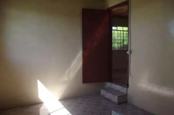 Casa residencial em alvenaria com +/- 100,00 m², contendo 3 quartos, sala, copa, cozinha, dispença, banheiro, lavanderia, garagem. - Foto 5