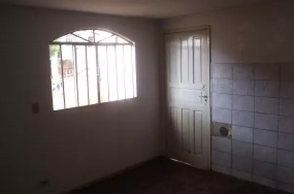 Casa em alvenaria, contendo 02 quartos, sala, cozinha, wc, área de serviço e garagem. - Foto 4