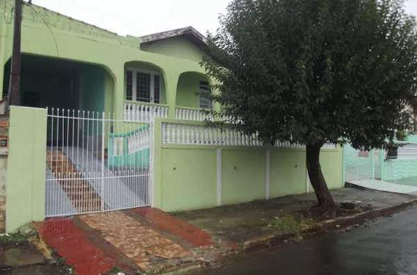 Casa em alvenaria contendo 03 quartos, sala p/ 02 ambientes, cozinha, copa, wc, área de serviço, garagem coberta, quintal c/ churrasqueira. - Foto 1