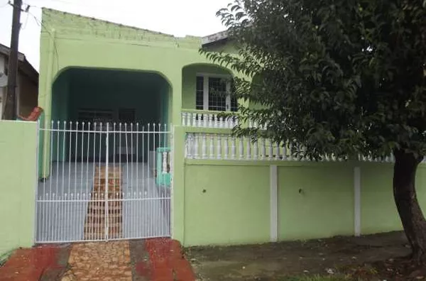 Casa em alvenaria contendo 03 quartos, sala p/ 02 ambientes, cozinha, copa, wc, área de serviço, garagem coberta, quintal c/ churrasqueira. - Foto 2