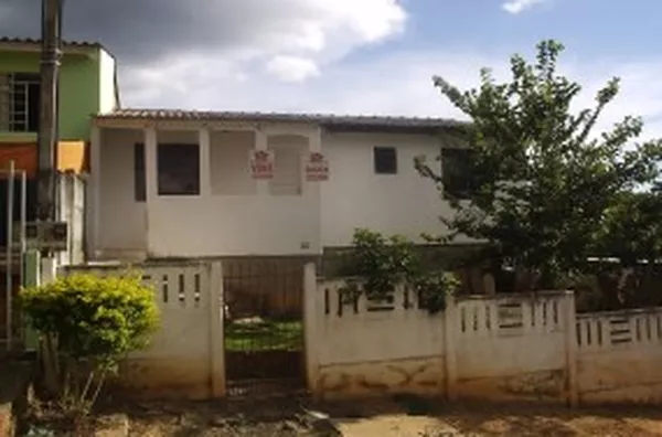 Casa em alvenaria contendo 03 quartos, sala, cozinha, wc, depósito na parte inferior e garagem externa(cobertura). - Foto 1