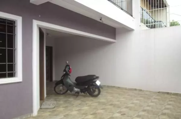 Triplex medindo 235,00 m², contendo 02 quartos, 02 suítes com closet, sala de visita, cozinha planejada, copa, 05 banheiros, 02 garagens, área da churrasqueira com wc. - Foto 2