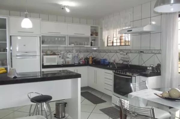 Triplex medindo 235,00 m², contendo 02 quartos, 02 suítes com closet, sala de visita, cozinha planejada, copa, 05 banheiros, 02 garagens, área da churrasqueira com wc. - Foto 3