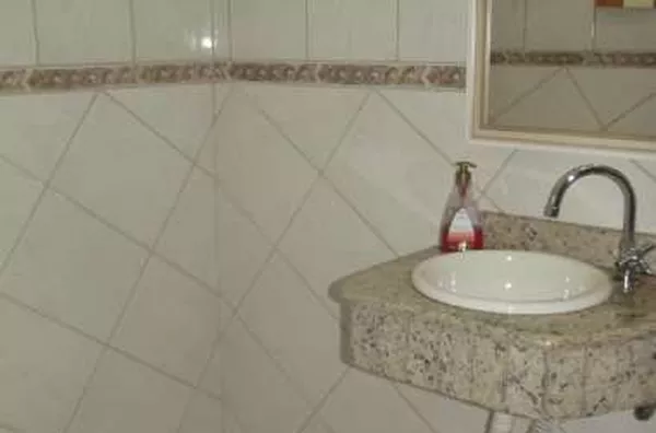 Triplex medindo 235,00 m², contendo 02 quartos, 02 suítes com closet, sala de visita, cozinha planejada, copa, 05 banheiros, 02 garagens, área da churrasqueira com wc. - Foto 4