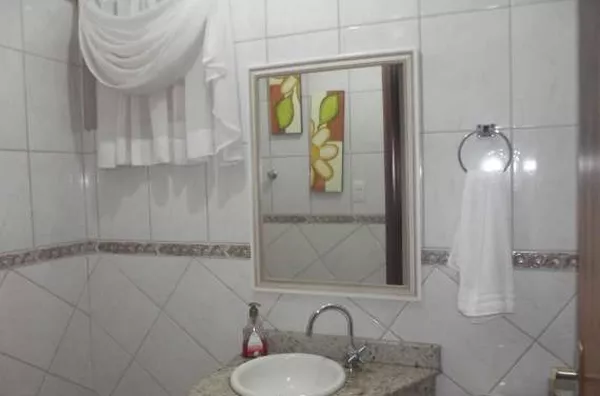 Triplex medindo 235,00 m², contendo 02 quartos, 02 suítes com closet, sala de visita, cozinha planejada, copa, 05 banheiros, 02 garagens, área da churrasqueira com wc. - Foto 5
