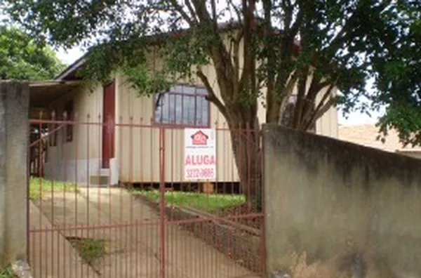 Casa de madeira contendo 03 quartos, sala, cozinha, wc, área de serviço e entrada p/ carro. - Foto 1