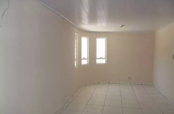 Casa em alvenaria contendo 02 quartos, 01 suíte, wc social, wc da suíte, sala de visita, sala de jantar, cozinha, área de serviço, área de churrasqueira e garagem. - Foto 4