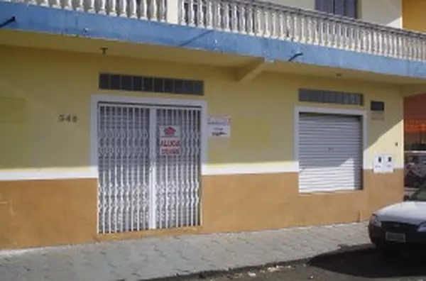 Sala comercial em alvenaria, contendo 01 porta de aço, 01 janela de aço e vidro, wc interno, medindo aproximadamente 50,00 m2 - Foto 1