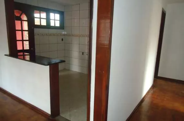 Casa em alvenaria, contendo 02 quartos, 01 suíte, sala, copa, cozinha, wc social, garagem. - Foto 2