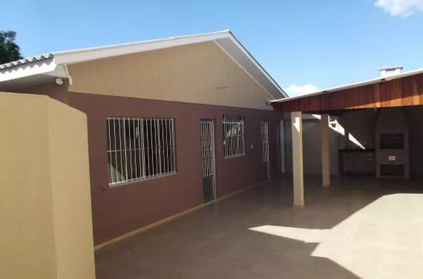 Casa residencial em alvenaria com +/-110,00 m², contendo 02 quartos com armários planejados, sala com armários planejados e cozinha com armários planejados, wc social e wc churrasqueira, área de serviço, churrasqueira e garagem - Foto 1
