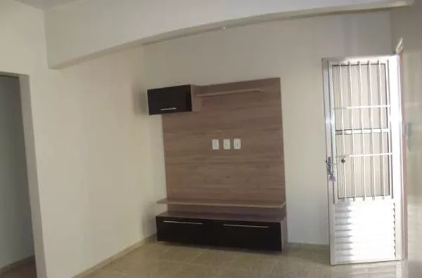 Casa residencial em alvenaria com +/-110,00 m², contendo 02 quartos com armários planejados, sala com armários planejados e cozinha com armários planejados, wc social e wc churrasqueira, área de serviço, churrasqueira e garagem - Foto 2