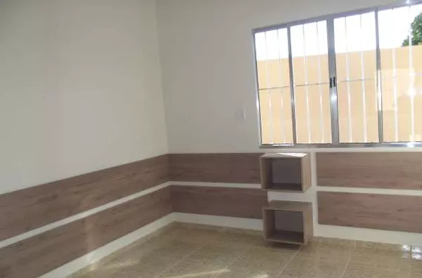 Casa residencial em alvenaria com +/-110,00 m², contendo 02 quartos com armários planejados, sala com armários planejados e cozinha com armários planejados, wc social e wc churrasqueira, área de serviço, churrasqueira e garagem - Foto 3