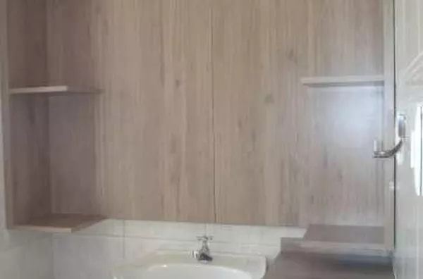Casa residencial em alvenaria com +/-110,00 m², contendo 02 quartos com armários planejados, sala com armários planejados e cozinha com armários planejados, wc social e wc churrasqueira, área de serviço, churrasqueira e garagem - Foto 4