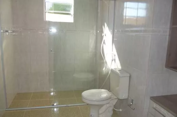 Casa residencial em alvenaria com +/-110,00 m², contendo 02 quartos com armários planejados, sala com armários planejados e cozinha com armários planejados, wc social e wc churrasqueira, área de serviço, churrasqueira e garagem - Foto 5