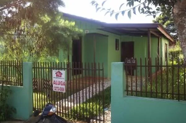 Casa mista, contendo 02 quartos, sala, cozinha, wc, dispensa e garagem. - Foto 1