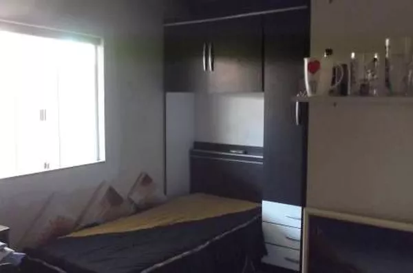 Casa de alvenaria contendo 2 quartos, 1 suíte com hidromassagem, cozinha planejada, sala, banheiro,  garagem 6 carros, área da churrasqueira. Mobiliado. - Foto 4