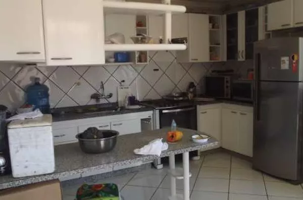 Casa de alvenaria contendo 2 quartos, 1 suíte com hidromassagem, cozinha planejada, sala, banheiro,  garagem 6 carros, área da churrasqueira. Mobiliado. - Foto 5