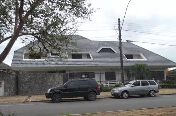 Casa Residencial em alvenaria, área construída com 392,71 m², 6 (seis) quartos, uma suíte com closet, 2 (dois) banheiros, 3 (três) salas de estar, sala de TV, sala de jantar, cozinha, dependência para empregada com banheiro, escritório, área de serviço, d - Foto 1