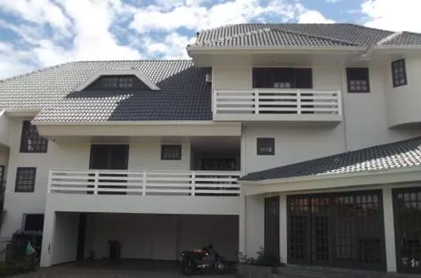 Casa Residencial em alvenaria, área construída com 392,71 m², 6 (seis) quartos, uma suíte com closet, 2 (dois) banheiros, 3 (três) salas de estar, sala de TV, sala de jantar, cozinha, dependência para empregada com banheiro, escritório, área de serviço, d - Foto 2