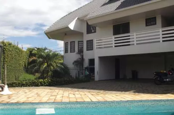 Casa Residencial em alvenaria, área construída com 392,71 m², 6 (seis) quartos, uma suíte com closet, 2 (dois) banheiros, 3 (três) salas de estar, sala de TV, sala de jantar, cozinha, dependência para empregada com banheiro, escritório, área de serviço, d - Foto 3