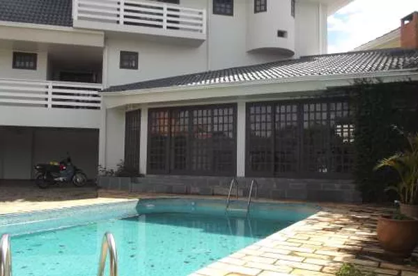 Casa Residencial em alvenaria, área construída com 392,71 m², 6 (seis) quartos, uma suíte com closet, 2 (dois) banheiros, 3 (três) salas de estar, sala de TV, sala de jantar, cozinha, dependência para empregada com banheiro, escritório, área de serviço, d - Foto 4