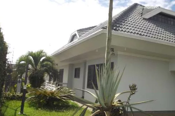 Casa Residencial em alvenaria, área construída com 392,71 m², 6 (seis) quartos, uma suíte com closet, 2 (dois) banheiros, 3 (três) salas de estar, sala de TV, sala de jantar, cozinha, dependência para empregada com banheiro, escritório, área de serviço, d - Foto 5