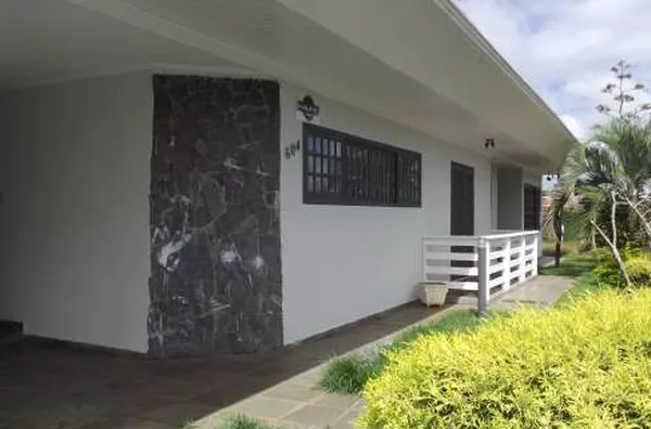 Casa Residencial em alvenaria, área construída com 392,71 m², 6 (seis) quartos, uma suíte com closet, 2 (dois) banheiros, 3 (três) salas de estar, sala de TV, sala de jantar, cozinha, dependência para empregada com banheiro, escritório, área de serviço, d - Foto 6