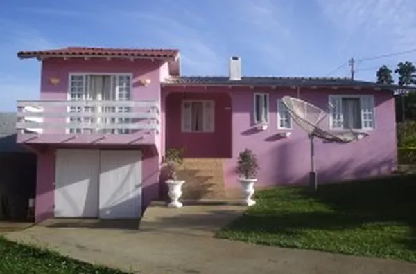 Casa em alvenaria, contendo: 04 quartos, sala, cozinha, wc, lavanderia, garagem.