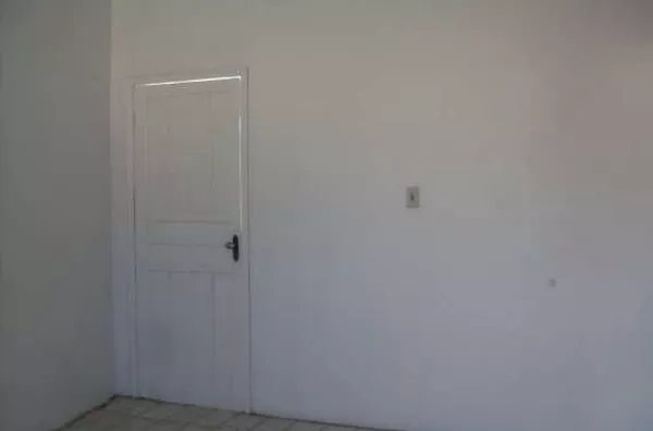 Sala comercial em alvenaria, dividida em 02 partes e com 01 banheiro interno. - Foto 2