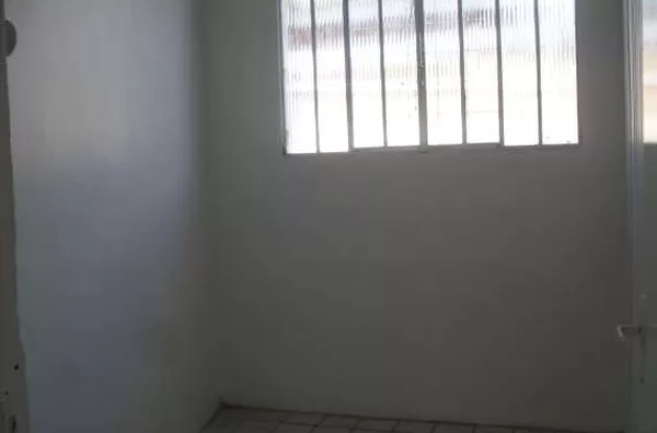Sala comercial em alvenaria, dividida em 02 partes e com 01 banheiro interno. - Foto 4
