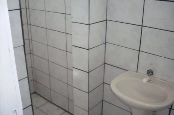 Sala comercial em alvenaria, dividida em 02 partes e com 01 banheiro interno. - Foto 5