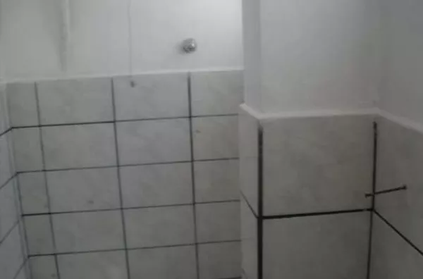 Sala comercial em alvenaria, dividida em 02 partes e com 01 banheiro interno. - Foto 6