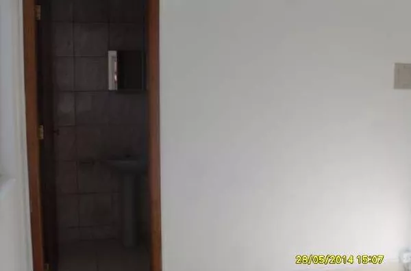 Sala comercial em alvenaria medindo 30 m², contendo 01 banheiro interno. - Foto 5