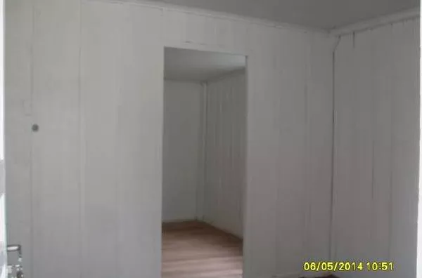 Casa de madeira, contendo 02 quartos, sala, cozinha, wc, área na frente, quarto de despejo e entrada para carro. - Foto 2