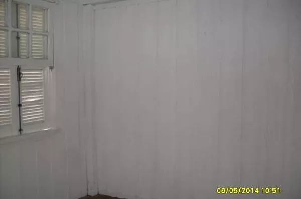 Casa de madeira, contendo 02 quartos, sala, cozinha, wc, área na frente, quarto de despejo e entrada para carro. - Foto 3