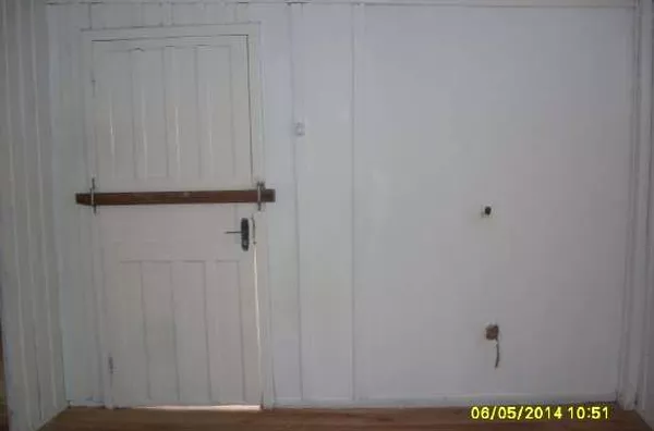 Casa de madeira, contendo 02 quartos, sala, cozinha, wc, área na frente, quarto de despejo e entrada para carro. - Foto 4