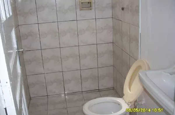Casa de madeira, contendo 02 quartos, sala, cozinha, wc, área na frente, quarto de despejo e entrada para carro. - Foto 6