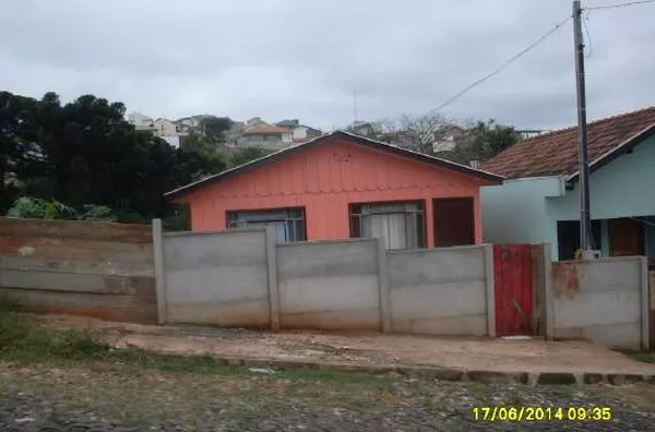 Casa de madeira contendo 03 quartos, sala, cozinha, wc, lavanderia no subsolo e entrada para carro. OBS: Imóvel com mobília completa. - Foto 1