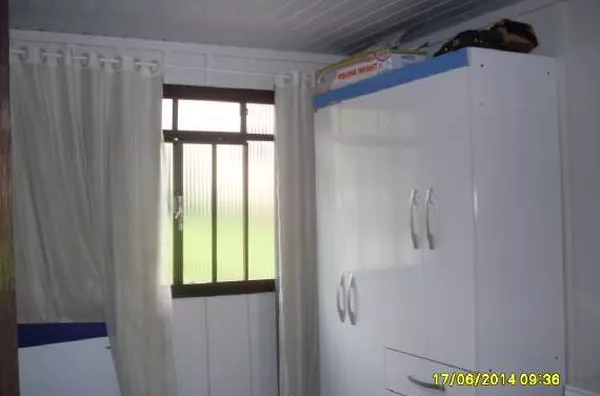 Casa de madeira contendo 03 quartos, sala, cozinha, wc, lavanderia no subsolo e entrada para carro. OBS: Imóvel com mobília completa. - Foto 3