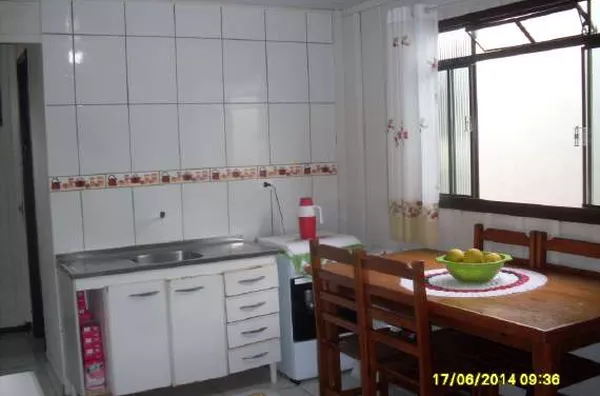 Casa de madeira contendo 03 quartos, sala, cozinha, wc, lavanderia no subsolo e entrada para carro. OBS: Imóvel com mobília completa. - Foto 4