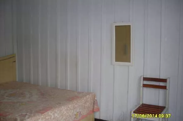 Casa de madeira contendo 03 quartos, sala, cozinha, wc, lavanderia no subsolo e entrada para carro. OBS: Imóvel com mobília completa. - Foto 6