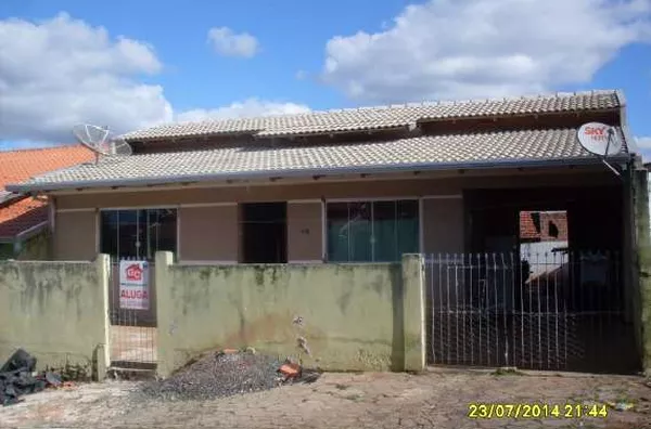Casa em alvenaria contendo 3 quartos, sala de jantar, sala de visita, cozinha, área serviço, 2 banheiros, garagem. SEMI-MOBILIADA. - Foto 1