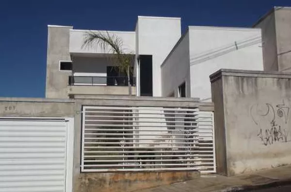 Sobrado com +/- 180,00 m², contendo de sala e copa conjugada, cozinha com móveis planejados, 02 quartos, 01 suíte, wc social, lavanderia, garagem p/ 02 carros, área da churrasqueira, área de serviço, cani, portão eletrônico. l - Foto 1