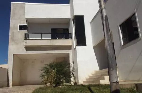 Sobrado com +/- 180,00 m², contendo de sala e copa conjugada, cozinha com móveis planejados, 02 quartos, 01 suíte, wc social, lavanderia, garagem p/ 02 carros, área da churrasqueira, área de serviço, cani, portão eletrônico. l - Foto 2