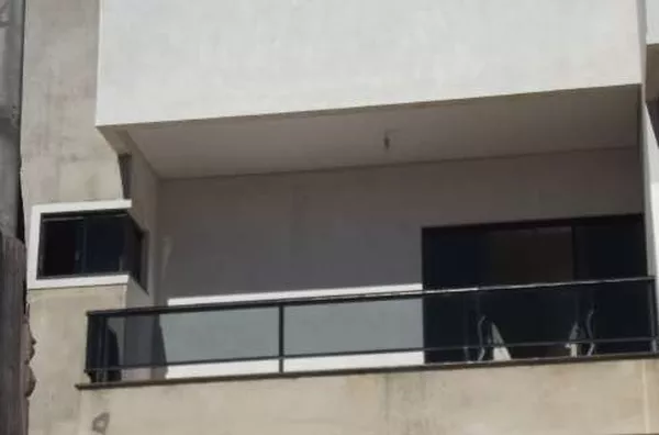 Sobrado com +/- 180,00 m², contendo de sala e copa conjugada, cozinha com móveis planejados, 02 quartos, 01 suíte, wc social, lavanderia, garagem p/ 02 carros, área da churrasqueira, área de serviço, cani, portão eletrônico. l - Foto 4
