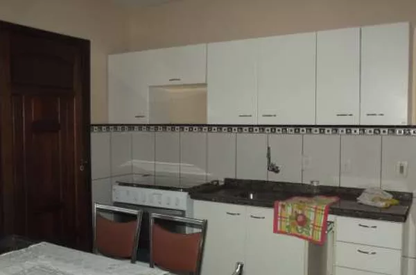 Apartamento, com cozinha planejada, 03 Wc; 01 lavabo, 04 quartos, 02 sala, lavanderia, adequada para 25 pessoas; com mobilia completa