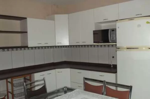 Apartamento, com cozinha planejada, 03 Wc; 01 lavabo, 04 quartos, 02 sala, lavanderia, adequada para 25 pessoas; com mobilia completa