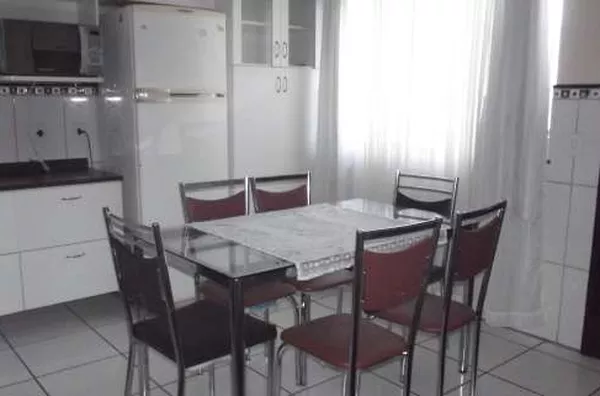 Apartamento, com cozinha planejada, 03 Wc; 01 lavabo, 04 quartos, 02 sala, lavanderia, adequada para 25 pessoas; com mobilia completa
