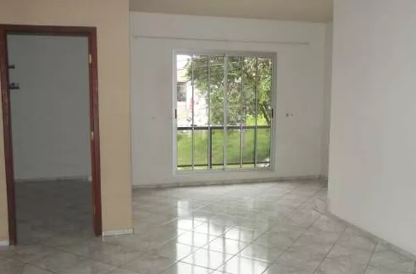 Apartamento contendo 02 quartos, 01 suíte, 01 sala, 01 cozinha, 01 wc social, 01 garagem, lavanderia, área de churrasqueira e varandas. - Foto 2